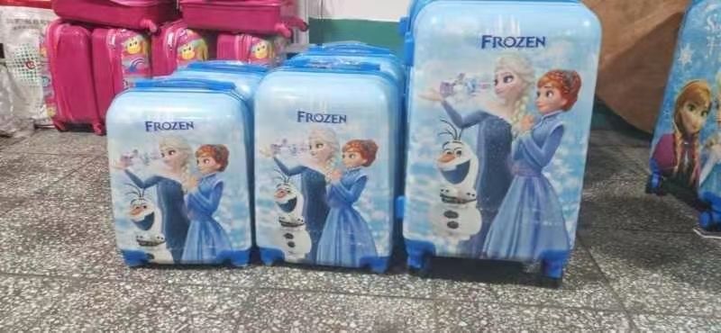 Une fille charmante, un design spécial, une valise colorée, des jeux de dessins animés, des enfants, des bagages.