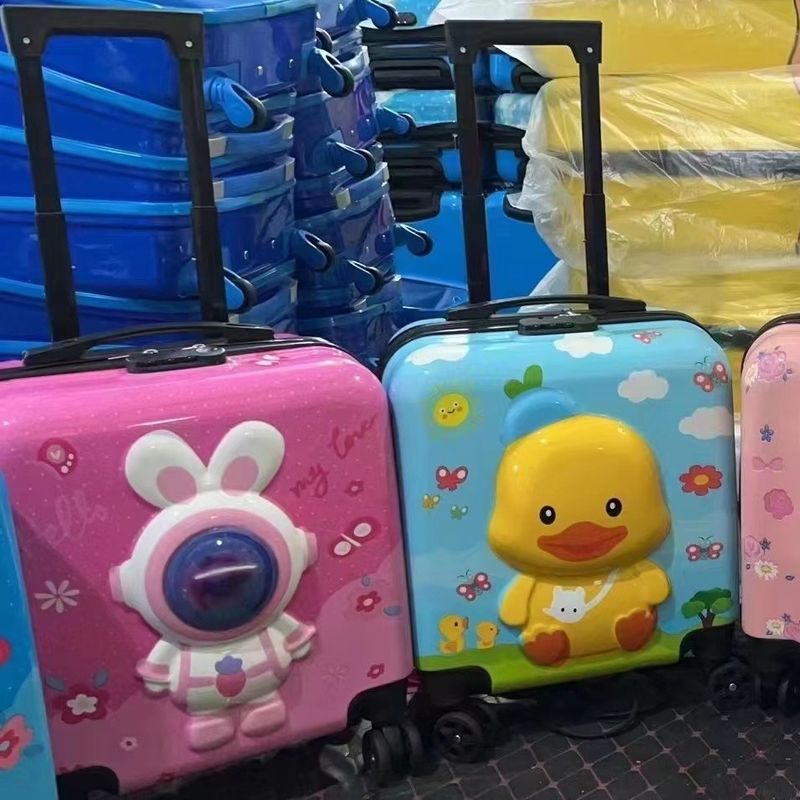 Les voyageurs écologiques s'unissent pour un transport durable des enfants avec leurs bagages pour les voyageurs de demain