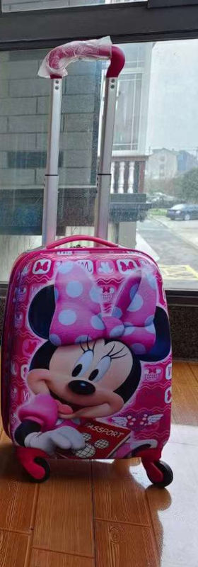 Une fille charmante, un design spécial, une valise colorée, des jeux de dessins animés, des enfants, des bagages.