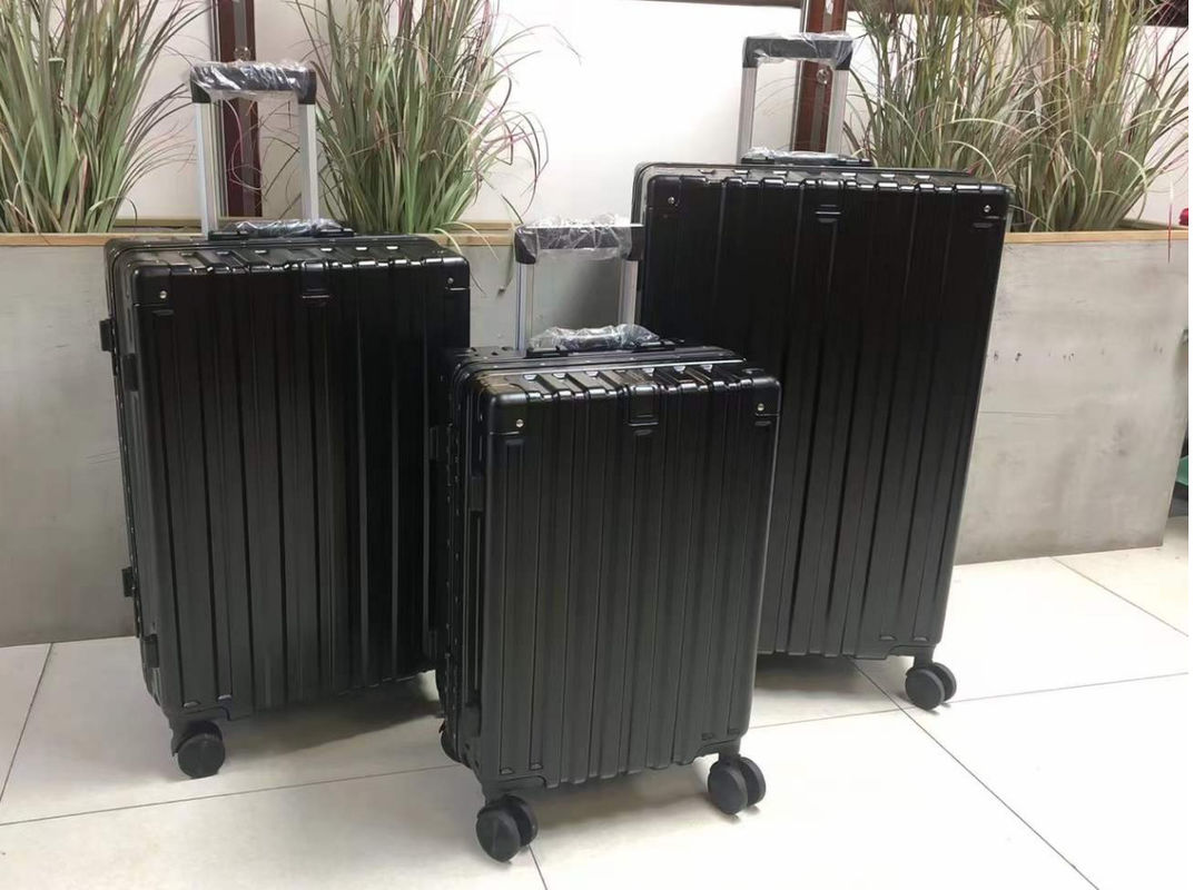 Les nouveaux arrivants portent des bagages à coque dure Chariot de voyage 4 roues tournantes Valise légère avec serrure TSA