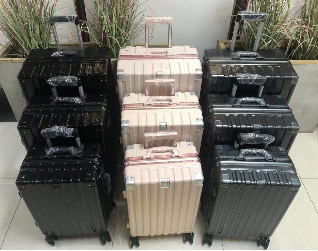 Les nouveaux arrivants portent des bagages à coque dure Chariot de voyage 4 roues tournantes Valise légère avec serrure TSA