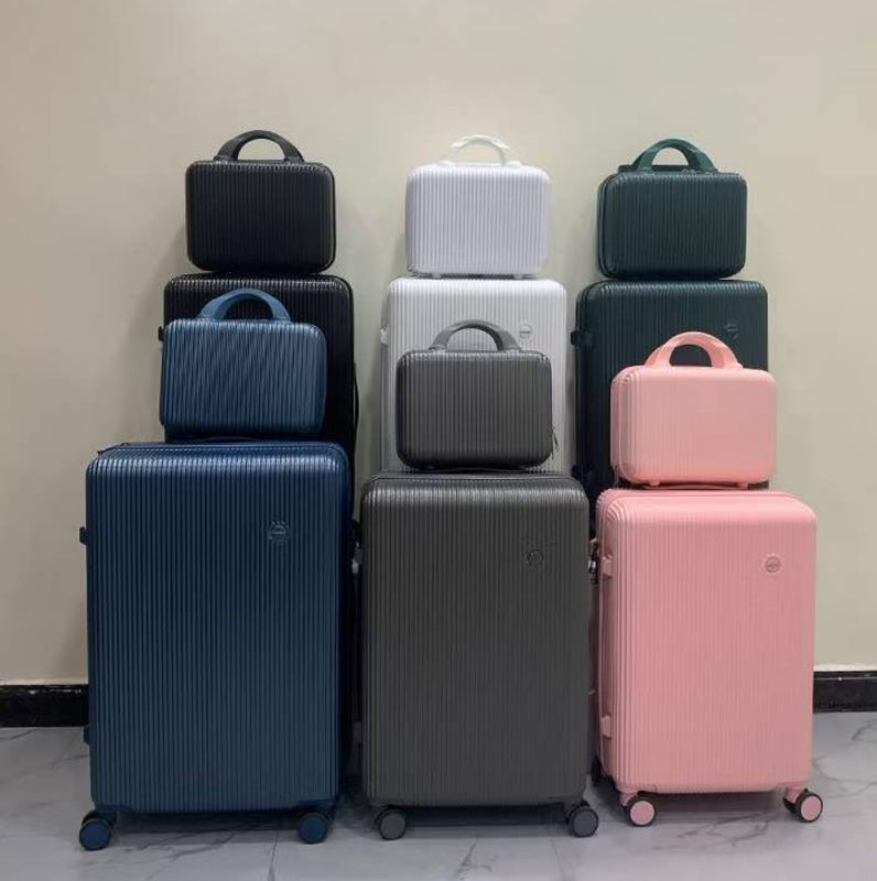 Un ensemble de bagages avec port USB avec porte-gobelets, sac de voyage, une valise ABS de haute qualité.