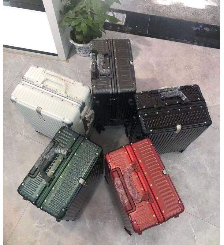 Boîte cadeau de 22 pouces pour chien Petite rose pleine valise en aluminium